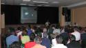 Fotografía hecha por Iñaki Lizaso de nuestra conferencia "Astrofoto.es. 100 noches, 001 foto". La sala estaba muy llena, por lo menos habría 70 personas.
